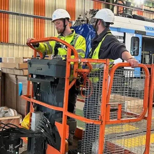 Photo d'un expert en dépigeonnage sur une nacelle dans une industrie lors de la mise en place de dispositifs anti pigeon.