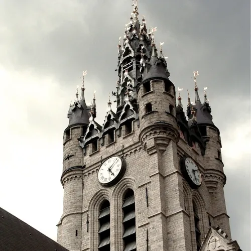 Photo du beffroi de Douai pour illustrer le dépigeonnage dans la ville de Douai.