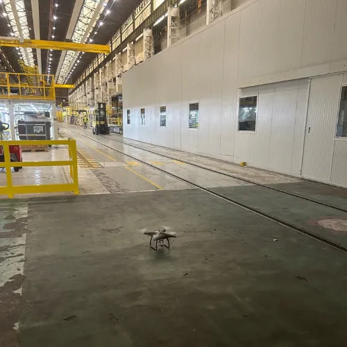 Photo d'un effarouchement dans une industrie à l'aide d'un drone anti pigeon.