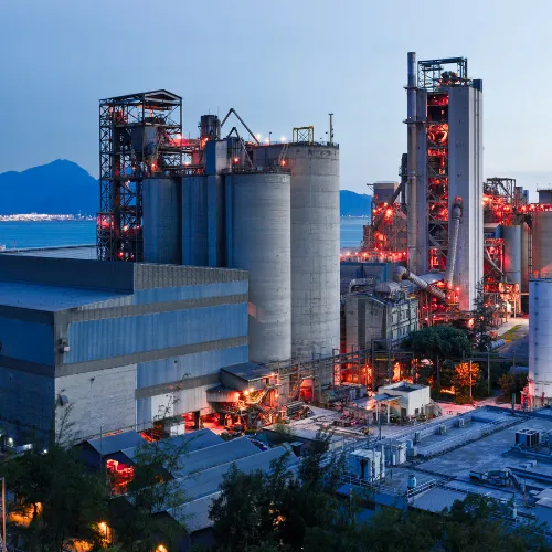 Photo d'illustration d'une industrie pour mettre en avant le dépigeonnage par secteur d'activité.