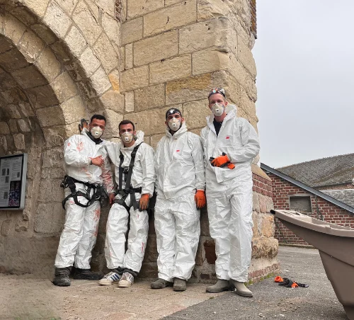 Photo de l'équipe Anti Pigeon Hauts-de-France lors d'une opération de dépigeonnage.