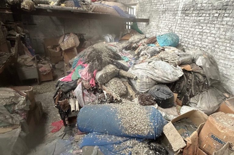 Photo d'un espace contaminé par les fientes de pigeons avant un nettoyage et une décontamination.